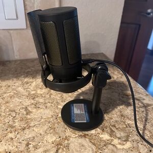 Wired pro gaming microphone